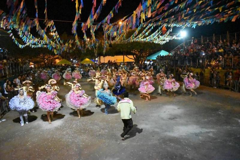 Os festejos juninos trazem significativo crescimento no fluxo de pessoas e movimentam a economia e o turismo em todo o estado. No município de Tailândia, na região Tocantins, serão celebrados os santos deste mês - São João, São Pedro, Santo Antônio e São Paulo - com o “V Forrozão Junto e Misturado” e o “Forrozão do Povo”. Promovidos pela Secretaria Municipal de Cultura, Esportes, Juventude e Lazer (Secjet) e pela Secretaria Municipal de Educação (Semed), os eventos serão realizados nesta sexta, 29, e sábado, 30 de junho, na Praça do Povo (foto). A quadra junina foi aberta, no início do mês, com o 38º Baile dos Coroas, uma das festas mais tradicionais da cidade, que este ano homenageou o seu fundador Raimundo Braga, falecido em janeiro. A estimativa é que cerca de 20 mil pessoas participem, de forma direta e indireta, dos dois últimos dias de programação.
FOTO: ASCOM / PREFEITURA DE TAILÂNDIA
DATA: 27.06.2018
TAILÂNDIA - PARÁ <div class='credito_fotos'>Foto: ASCOM HGT TAILÂNDIA | <a href='/midias/2018/originais/7e8a0de1-639c-475d-a379-fb5ce250d1f5.jpg' download><i class='fa-solid fa-download'></i> Download</a></div>