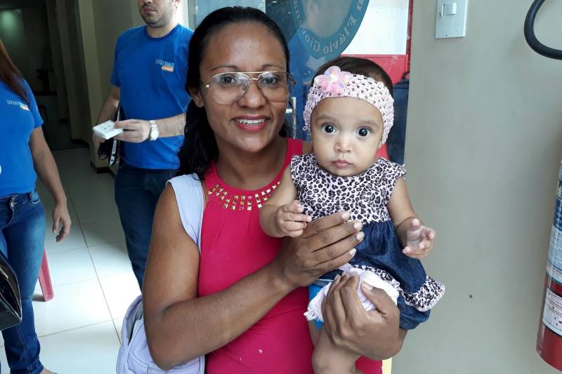 O auditório da Escola São Francisco, em Abaetetuba, ficou lotado com os 350 alunos das mais variadas idades. Eremita Teles dos Santos, 32 anos (foto), mesmo com uma bebê de quatro meses no colo foi assistir à aula. Ela conta que a sua rotina é muito intensa, devido trabalhar o dia inteiro e ainda cuidar da filha, então, não sobra tempo e nem dinheiro para investir em um curso.
FOTO: ASCOM PRO PAZ
DATA: 28.04.2018
ABAETETUBA - PARÁ <div class='credito_fotos'>Foto: ASCOM PRO PAZ | <a href='/midias/2018/originais/7e8a54ad-8c5f-4515-95b7-4f8a2f635db7.jpg' download><i class='fa-solid fa-download'></i> Download</a></div>