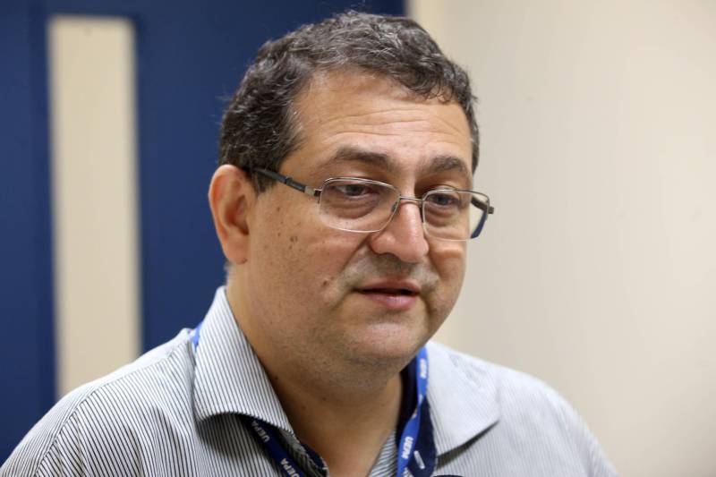 Nesta sexta-feira (6), um dia após completar 105 anos de emancipação, Marabá, município de forte vocação mineral e agrícola que o faz principal centro socioeconômico do sudeste paraense, recebeu importantes obras e serviços do Governo do Estado. Em destaque, investimentos nas áreas da saúde, educação, saneamento básico e segurança. As cerimônias contaram com a presença do governador Simão Jatene, parlamentares, prefeitos da região, entre outras autoridades. Durante a agenda de governo no município foi entregue oficialmente à população a nova Estação de Tratamento de Esgoto Sanitário (ETE) da Companhia de Saneamento do Pará (Cosanpa), o bloco IV do campus VIII da Universidade Estadual do Pará (Uepa, na foto) e mais de 90 veículos para unidades militares de Marabá e municípios da região. Além disso, também foi entregue à prefeitura 13 caminhões coletores de resíduos sólidos e assinado um termo aditivo para aquisição de equipamentos de hemodiálise para o Hospital Regional do Sudeste do Pará - Dr. Geraldo Veloso (HRSP), entre outros convênios. Na foto, professor da disciplina de Habilidades Médicas e coordenador adjunto do curso de Medicina da UEPA/Marabá, David Tozetto.
FOTO: SIDNEY OLIVEIRA / AG. PARÁ
DATA: 06.04.2018
MARABÁ - PARÁ <div class='credito_fotos'>Foto: Agência Pará | <a href='/midias/2018/originais/7e8a98a1-bf24-407e-b2a2-bc1725a0e821.jpg' download><i class='fa-solid fa-download'></i> Download</a></div>