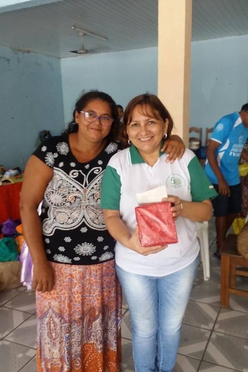 Desde a implantação do projeto Frutificando Saberes e Sabores 742 pessoas foram capacitadas com a finalidade de otimizar ações dos agricultores e suas famílias, e servir de estímulo às iniciativas de agroindustrialização na busca de processos tecnológicos adequados, melhoria de qualidade do alimento, e expansão das oportunidades de geração de renda e emprego. O Projeto já percorreu os municípios de Abaetetuba, Belém, Castanhal, Capitão Poço, Igarapé-Miri, Marituba, Tailândia e Irituia. Está em São Miguel do Guamá. Em São Miguel do Guamá duas turmas concluíram o curso de Processamento de Frutas, dentro do projeto Frutificando, no último dia 25. A multiplicadora foi a engenheira agrônoma Maria Margarete de Araújo Salomão. As demais turmas no município ocorrerão ao longo de junho e finalizarão no início de julho. Cada turma possui 21 alunos, totalizando 147 pessoas capacitadas em São Miguel. Na foto, a engenheira agrônoma Maria Margarete de Araújo Salomão (d).
FOTO: ASCOM / EMATER
DATA: 02.06.2018
SÃO MIGUEL DO GUAMÁ - PARÁ <div class='credito_fotos'>Foto: ASCOM EMATER | <a href='/midias/2018/originais/7e8dd226-857c-4f21-a969-d01425bb7bff.jpg' download><i class='fa-solid fa-download'></i> Download</a></div>