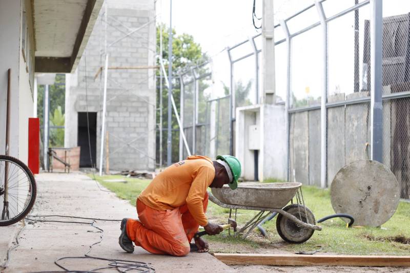 As obras da nova unidade prisional de Abaetetuba (foto) já estão em fase de conclusão. A nova casa penal terá capacidade para 306 internos e teve um custo de mais de R$ 10 milhões de reais. Os recursos contam com investimentos do Governo do Estado e também contrapartida do Fundo Penitenciário Nacional (Funpen), por meio do Ministério da Justiça. A nova unidade prisional contará com dois blocos carcerários, contendo 20 celas coletivas cada, sendo duas direcionadas à Pessoa com Deficiência (PCD). Terá ainda oito celas de isolamento, oito salas de visita íntima, consultório médico e odontológico, ambulatório, atendimento psicossocial, sala para tratamento penal, com apoio para advogados, Defensoria Pública e parlatório e contará também com três salas de aula, biblioteca e uma sala de informática.

FOTO: AKIRA ONUMA / ASCOM SUSIPE
DATA: 07.12.2018
ABAETETUBA - PARÁ <div class='credito_fotos'>Foto: Akira Onuma / Ascom Susipe   |   <a href='/midias/2018/originais/7e96962c-e84b-4b3d-adb8-2df0ba7414b5.jpg' download><i class='fa-solid fa-download'></i> Download</a></div>