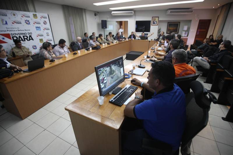 Em reunião realizada na manhã desta segunda-feira (28), na sede da Secretaria de Segurança Pública e Defesa Social do Pará (Segup), órgãos da área de segurança do Estado e de serviços essenciais definiram estratégias de enfrentamento à crise provocada pela greve dos caminhoneiros.

FOTO: RODOLFO OLIVEIRA / AG. PARÁ
DATA: 28.05.2018
BELÉM - PARÁ <div class='credito_fotos'>Foto: Rodolfo Oliveira/Ag. Pará   |   <a href='/midias/2018/originais/7e986ca0-1653-442c-80b8-277d1fcbaa0a.jpg' download><i class='fa-solid fa-download'></i> Download</a></div>