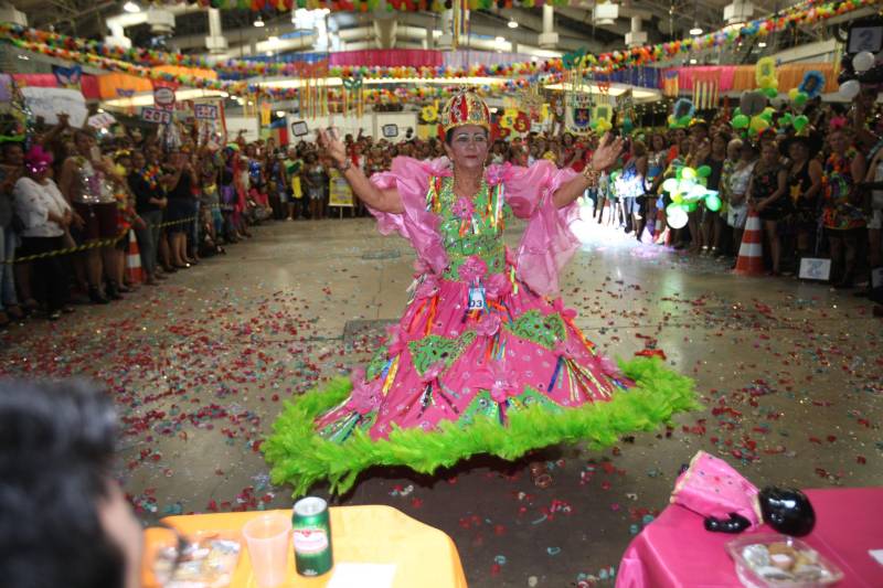 Mais de quatro mil idosos caíram na folia na tarde desta quarta-feira (7), durante o 18° Baile Carnavalesco da Melhor Idade, do projeto Vida Ativa, executado pela Secretaria de estado de Esporte e Lazer (Seel). Uma das grandes atrações foi o concurso que escolheu a “Rainha das Rainhas” da terceira idade, título que este ano ficou com a candidata Lindaura Cardoso, de 63 anos.
FOTO: CARLOS SODRÉ / AG. PARÁ
DATA: 07.02.2018
BELÉM - PARÁ <div class='credito_fotos'>Foto: CARLOS SODRÉ / AG. PARÁ | <a href='/midias/2018/originais/7e9c54fa-d798-49a3-b241-39f491fee4e2.jpg' download><i class='fa-solid fa-download'></i> Download</a></div>