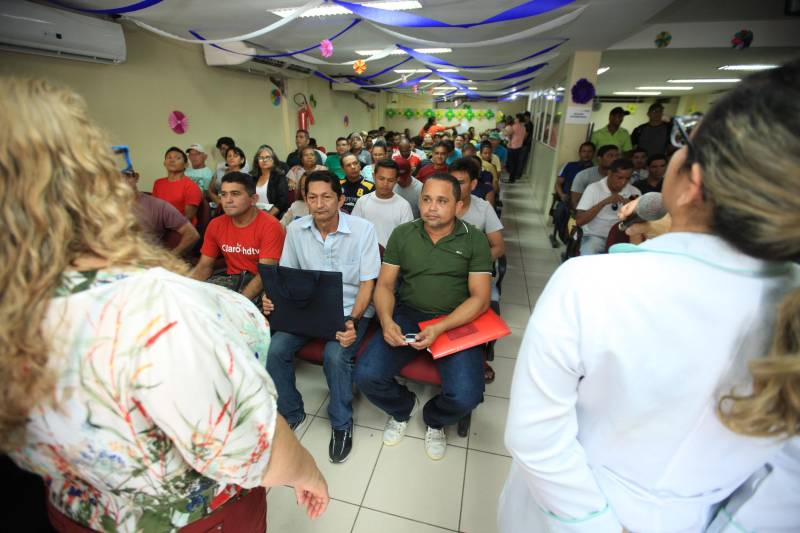 Nesta quarta-feira (2), a Secretaria de Assistência Social, Trabalho, Emprego e Renda (Seaster) realizou, na Casa do Trabalhador, uma ação de cidadania alusiva ao Dia do Trabalhador, celebrado ontem (1°). A programação contou com emissão de RG, encaminhamento para carteira de trabalho, intermediação de mão de obra através do SINE, testes rápidos de Hepatite C, atendimento médico com clínico geral, orientação jurídica e de contabilidade, cadastro e emissão de carteiras para artesãos, palestras e serviços de beleza. Iara Carvalho, de 22 anos, acordou cedo para participar da ação. Ela, que procura um emprego, foi encaminhada para a intermediação de mão de obra do SINE e aproveitou, também, para fazer um atendimento jurídico. “Fiquei sabendo da ação pela minha tia e vim participar. Conheço pessoas que conseguiram emprego pelo SINE e vim me cadastrar na torcida de conseguir um também. Espero já sair daqui com alguma entrevista marcada”, disse.
FOTO: MÁCIO FERREIRA / AG. PARÁ
DATA: 02.05.2018
BELÉM - PARÁ <div class='credito_fotos'>Foto: MÁCIO FERREIRA/ AG. PARÁ | <a href='/midias/2018/originais/7e9de02c-a62e-44a7-b3e1-8abbd9654868.jpg' download><i class='fa-solid fa-download'></i> Download</a></div>