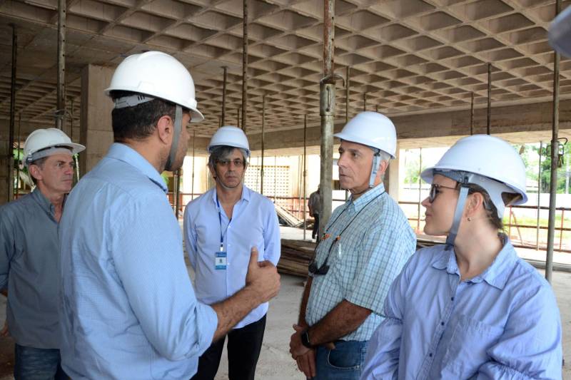 A Secretaria do Estado de Educação (Seduc) recebeu, nos dias 29 e 30 de maio, a Missão de Salvaguardas Ambientais do Banco Interamericano de Desenvolvimento (BID). O objetivo da visita de dois técnicos da organização foi acompanhar a gestão ambiental e social do Programa de Melhoria da Qualidade e Expansão da Cobertura da Educação Básica. Na foto, técnicos do BID conheceram a obra de reforma da sede da Seduc.

FOTO: ELISEU DIAS / ASCOM SEDUC
DATA: 30.05.2018
BELÉM - PARÁ <div class='credito_fotos'>Foto: Eliseu Dias / Ascom Seduc   |   <a href='/midias/2018/originais/7ea20667-61c0-4e03-a802-0016a335ce96.jpg' download><i class='fa-solid fa-download'></i> Download</a></div>