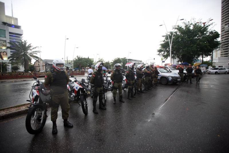Na tarde de ontem, a Polícia Militar deflagrou a Operação “Polícia nas Ruas” (foto), o que levou um reforço de policiamento a oito bairros da capital. A partir das 16h, cerca de 80 militares de diversos batalhões, subordinados ao Comando de Policiamento da Capital I (CPC I), atuaram no incremento da segurança em toda a área do 2º Batalhão de Polícia Militar (2º BPM). Na Operação foram utilizadas sete viaturas e 25 motocicletas que, segundo o major Diógenes Braga, subcomandante do 2º BPM e comandante da Operação, serviram para dar apoio direto aos policiais que foram divididos no policiamento a pé, em pontos estratégicos dos bairros.
FOTO: THIAGO GOMES / AG. PARÁ
DATA: 05.05.2018
BELÉM - PARÁ <div class='credito_fotos'>Foto: Thiago Gomes /Ag. Pará | <a href='/midias/2018/originais/7eaf04f6-b1a1-4806-a1b6-f90751c6a8d6.jpg' download><i class='fa-solid fa-download'></i> Download</a></div>