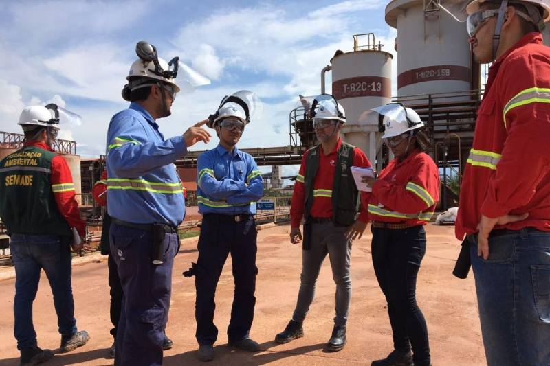 Iniciou neste sábado, 24, o prazo que o Governo do Estado deu para que a mineradora Hydro Alunorte adote procedimentos e mecanismos seguros ambientalmente, a fim de que as bacias de resíduos da empresa baixem os níveis em pelo menos um metro – o que é definido tecnicamente como padrão de segurança com comprovação permanente da redução e manutenção dos níveis. Uma equipe de fiscalização da Secretaria de Estado de Meio Ambiente e Sustentabilidade (Semas) está no município para fazer o monitoramento dos níveis das bacias do sistema de tratamento dos rejeitos da Bauxita. "Vamos montar equipes para, de duas em duas horas, avaliar o nível das bacias. Em caso de chuva o monitoramento será feito de uma em uma hora", explicou Rejiane Santos, geóloga da Diretoria de Licenciamento Ambiental da Semas.
FOTO: LIDIANE SOUZA / SECOM
DATA: 24.02.2018
BARCARENA - PARÁ
<div class='credito_fotos'>Foto: LIDIANE SOUZA / SECOM | <a href='/midias/2018/originais/7eb2ed91-4516-4906-a0de-7ad7d20e65c0.jpg' download><i class='fa-solid fa-download'></i> Download</a></div>