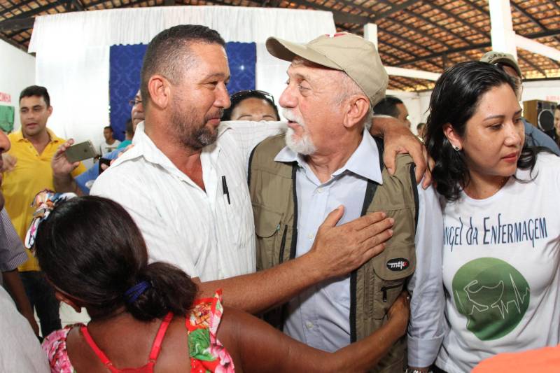Cento e dezoito famílias da comunidade quilombola do Caeté, no município de Abaetetuba, no nordeste do Estado, foram beneficiadas com um título coletivo de terra. Com o documento, o Governo do Estado, por meio do Instituto de Terras do Pará (Iterpa), reconhece o direito de uma população que há décadas ocupa e trabalha na área. A cerimônia de entrega ocorreu na manhã deste sábado (24), no Centro Comunitário, e contou com a participação do governador Simão Jatene. A área titulada corresponde a cerca de 1.400 hectares. Agora, devidamente respaldadas, as famílias poderão ter acesso a empréstimos, políticas públicas, entre outros benefícios que possibilitam o desenvolvimento da sua produção e a continuidade de suas tradições. “Com o documento de terra a comunidade passa a ter segurança jurídica e acesso a créditos, financiamentos e outros benefícios que antes não lhes era permitido. Além disso, agora eles poderão produzir com mais segurança, mantendo a terra entre as futuras gerações”, afirmou o governador Simão Jatene.
FOTO: CRISTINO MARTINS / AG. PARÁ
DATA: 24.03.2018
ABAETETUBA - PARÁ
<div class='credito_fotos'>Foto: Cristino Martins/Ag. Pará | <a href='/midias/2018/originais/7eb579be-334d-4838-9ecf-180fd9373f03.jpg' download><i class='fa-solid fa-download'></i> Download</a></div>