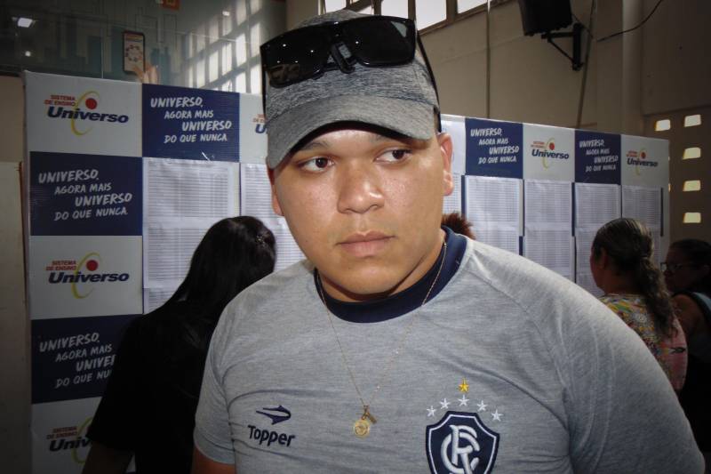 Com provas em Belém, Castanhal, Itaituba, Altamira, Santarém e Marabá, o concurso público da Superintendência do Sistema Penitenciário do Estado (Susipe) que oferece 969 vagas iniciou neste domingo, 11, pela manhã. Dos 17.545 que deveriam fazer a prova no período da manhã, 12.391 compareceram para concorrer aos cargos de Assistente Administrativo, Enfermagem, Pedagogo (Especialista em Educação) e Técnico em Gestão de Informática, cargos com provas pela manhã. De acordo com a empresa AOCP Concursos Públicos, organizadora do certame, 5.063 candidatos faltaram representando 29.01% do quantitativo que deveria fazer a prova nesta manhã. O concurso também terá provas a tarde e no próximo domingo, 18.Em Castanhal, dos 1.740 candidatos inscritos para o cargo de assistente administrativo, 452 faltaram, mais de 25% do total de inscritos. O candidato Werleson Silveira veio de Bragança fazer a prova em Castanhal. Ele já é concurseiro e está ansioso pra entrar no mercado de trabalho. “É o terceiro concurso que faço, mas ainda não consegui passar. Estou confiante neste concurso. Estudei em casa mesmo. Comprei apostila e assisti às aulas pela internet também. Estou desempregado e espero ter um bom resultado”, disse. Na foto, o candidato Lucas Ferreira.
FOTO: CARLOS SODRÉ / AG PARÁ
DATA: 11.03.2018
BELÉM - PARÁ <div class='credito_fotos'>Foto: Carlos Sodré /Ag. Pa | <a href='/midias/2018/originais/7eb61c44-622b-4506-92b6-d0b4dcd27063.jpg' download><i class='fa-solid fa-download'></i> Download</a></div>
