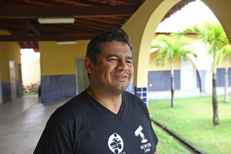 O diretor da Faculdade de Engenharia de Petróleo da UFPA, Pedro Tupá Pandava Aum (foto), destaca que esta é uma área nova, por isso no País ainda há carência de profissionais específicos na área de Engenharia de Petróleo. Na Região Norte, além da UFPA, o curso é ofertado pela Universidade Federal do Amazonas (Ufam).
FOTO: IGOR BRANDÃO / AG. PARÁ
DATA: 24.04.2018
SALINÓPOLIS - PARÁ <div class='credito_fotos'>Foto: IGOR BRANDÃO / AG. PARÁ | <a href='/midias/2018/originais/7ec1c2ca-a226-4241-ad94-f6fe8efdaf94.jpg' download><i class='fa-solid fa-download'></i> Download</a></div>