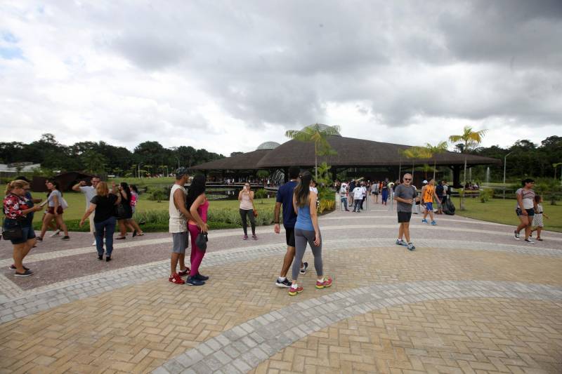 Uma reabertura feita a milhares de mãos. A fita inaugural colocada no inicio da trilha principal do Parque do Utinga foi rompida por mais de cinco mil pessoas ansiosas pelo inicio da caminhada, marcando o segundo dia da programação de reabertura do mais novo espaço paraense de lazer e interatividade com a natureza.
FOTO: SIDNEY OLIVEIRA / AG. PARÁ
DATA: 17.03.2018
BELÉM - PARÁ <div class='credito_fotos'>Foto: Sidney Oliveira/Ag. Pará | <a href='/midias/2018/originais/7ec551bc-f696-4fc6-904a-ca562cb773f4.jpg' download><i class='fa-solid fa-download'></i> Download</a></div>
