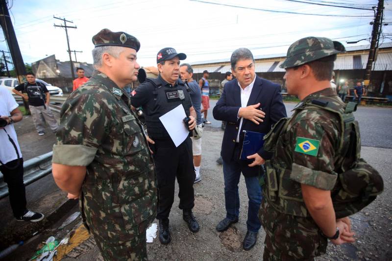 A Secretaria de Estado de Segurança Pública e Defesa Social (Segup) garantiu, em parceria com o Exército Brasileiro, por meio do Comando Militar do Norte, e amparada pelo Decreto número 9.382, de 25 de maio de 2018, o reforço na segurança durante o traslado dos caminhões com combustíveis que saíram do Porto de Miramar para o município de Santa Maria do Pará.
FOTO: THIAGO GOMES / AG. PARÁ
DATA: 29.05.2018
MARITUBA - PARÁ <div class='credito_fotos'>Foto: Thiago Gomes /Ag. Pará | <a href='/midias/2018/originais/7ecb1e3b-b1c3-4b68-8e60-12599b9e474a.jpg' download><i class='fa-solid fa-download'></i> Download</a></div>