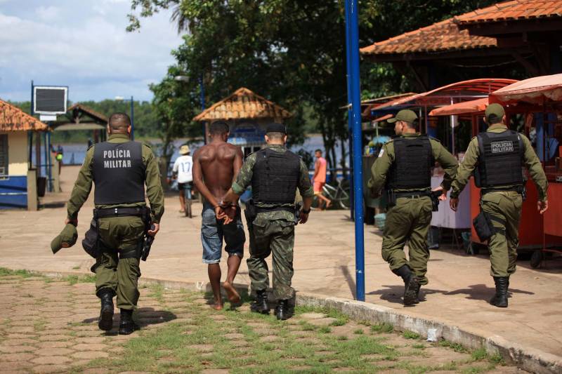 Os rios próximos a Belém são, muitas vezes, porta de entrada para o tráfico de drogas, comercialização de produtos ilegais, entre outros crimes, que influenciam diretamente a violência na Região Metropolitana de Belém (RMB). Para intensificar e otimizar as ações repressivas nas regiões das ilhas pertencentes a capital, a Secretaria de Estado de Segurança Pública e Defesa Social (Segup) realizou a Operação Yara na ilha de Cotijuba, neste sábado, 26. Durante a operação, por meio de uma denúncia anônima, um homem foi preso em flagrante por tráfico de drogas (foto), na comunidade conhecida como Pedra Branc

FOTO: THIAGO GOMES / AG. PARÁ
DATA: 26.05.2018
COTIJUBA - PARÁ <div class='credito_fotos'>Foto: Thiago Gomes /Ag. Pará   |   <a href='/midias/2018/originais/7ed29a34-6262-4860-8658-5cfbce6dd531.jpg' download><i class='fa-solid fa-download'></i> Download</a></div>