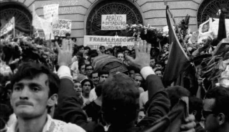 “No Intenso Agora” (foto), dirigido por João Moreira Salles, entra nesta quinta-feira, 19, às 15h50, nas sessões regulares do Cine Líbero Luxardo, da Fundação Cultural do Pará (FCP). O filme conquistou três prêmios no Festival Internacional de Documentários da França, abordando temas como política e busca de felicidade. O documentário político traz, através de imagens de arquivo, acontecimentos diferentes da década de 1960. São abordados a revolta estudantil em Paris, a Primavera de Praga em meio a dominação da União Soviética e a China de 1966 sob o regime de Mao, momento vivido pela mãe do diretor na época.
FOTO: DIVULGAÇÃO
DATA 18.04.2018
BELÉM - PARÁ <div class='credito_fotos'>Foto: Divulgação | <a href='/midias/2018/originais/7ed766c9-3187-4502-ba88-64fe84f42773.jpg' download><i class='fa-solid fa-download'></i> Download</a></div>