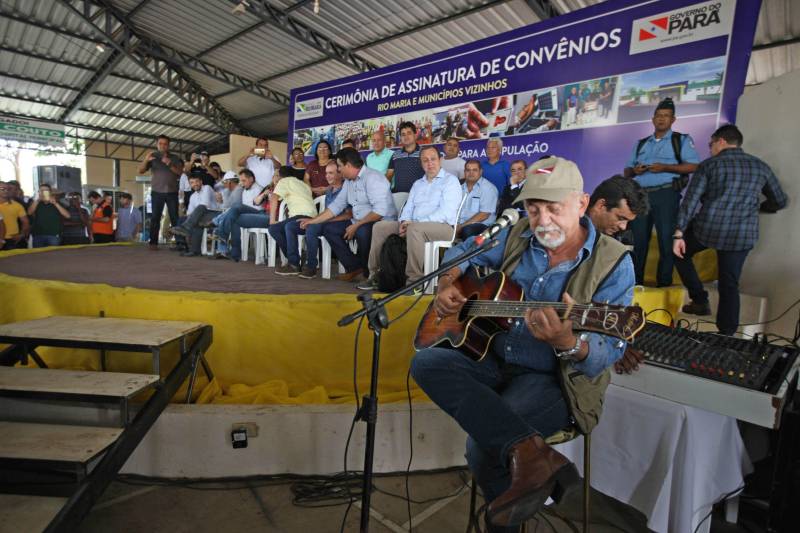 Onze municípios do sul e sudeste paraense recebem recursos do Estado para recuperar ruas e vicinais atingidas pelas enchentes e fortes chuvas que caem na região. Em agenda oficial nesta sexta-feira (6), o governador Simão Jatene (foto) assinou, pela manhã, no Parque de Exposições Valeu Boi Leilões, em Rio Maria, os convênios que garantem o repasse de cerca de R$ 4 milhões. As obras de caráter emergencial serão executadas pelas prefeituras em parceria com a Secretaria de Estado de Transportes (Setran). O objetivo é recuperar a trafegabilidade nessas localidades e assegurar o direito de ir e vir da população. Na manhã desta sexta, foram assinados nove convênios, com os municípios de Redenção, Pau D’Arco, São Félix do Xingu, Santa Maria das Barreiras, Tucumã, Água Azul do Norte, Xinguara, Bannach e Rio Maria. Além da Setran, participam da ação o Centro Regional de Governo do Sudeste do Pará e a Defesa Civil. “O valor do investimento em cada município vai depender da necessidade verificada pelas equipes do Estado e das prefeituras. O recurso não será usado para reconstruir vias, mas para restabelecer a trafegabilidade”, disse o secretário de Transportes, Kléber Menezes.
FOTO: ANTÔNIO SILVA / AG. PARÁ
DATA: 06.04.2018
RIO MARIA - PARÁ <div class='credito_fotos'>Foto: Antônio Silva/Ag. Pará | <a href='/midias/2018/originais/7eda92e8-9eb8-444d-9993-0690b1d6ed7d.jpg' download><i class='fa-solid fa-download'></i> Download</a></div>