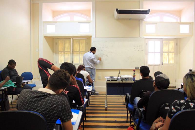 Investir no trabalho e na geração de emprego e renda para egressos do sistema penitenciário é possível, graças à parceria entre a Superintendência do Sistema Penitenciário do Estado (Susipe) e o CredCidadão, programa de financiamento de microcrédito do Governo do Pará voltado para pequenos empreendedores. Na última quarta-feira (21), o programa beneficiou mais 15 egressos, entregando o cheque que simboliza a liberação das cartas de crédito, que totalizam R$ 38.400,00, em solenidade realizada na Escola de Administração Penitenciária (EAP), da Susipe, em Belém.

FOTO: ASCOM SUSIPE
DATA: 22.11.2018
BELÉM-PARÁ <div class='credito_fotos'>Foto: ASCOM SUSIPE   |   <a href='/midias/2018/originais/7edab3fb-c8e7-4a31-ba1d-32242266d8eb.jpg' download><i class='fa-solid fa-download'></i> Download</a></div>