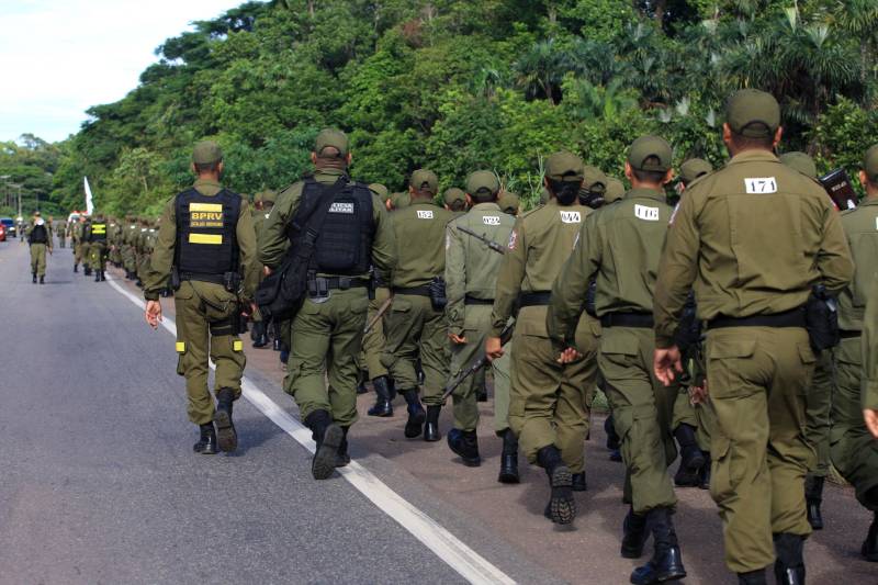 Cerca de 2.400 policiais militares que estão em processo de formação por meio dos Cursos de Formação de Praças (CFP), de Oficiais (CFO), de Habilitação de Oficiais (CHO) e de Adaptação de Oficiais (CHO). Durante a caminhada (foto), a Academia de Polícia Militar “Cel Fontoura” executou a primeira marcha administrativa para exercitar os pelotões do Curso de Formação de Oficiais (CFO) e do Curso de Adaptação de Oficiais da PMPA (CADO) nos deslocamentos a pé por longos percursos. A caminhada de 10 Km contou com a participação de 183 alunos da Academia de Polícia Militar.
FOTO: MÁCIO FERREIRA / AG. PARÁ
DATA: 15.02.2018
MARITUBA - PARÁ <div class='credito_fotos'>Foto: MÁCIO FERREIRA/ AG. PARÁ | <a href='/midias/2018/originais/7edc19d7-9b38-4170-a404-cbbf4da7ac99.jpg' download><i class='fa-solid fa-download'></i> Download</a></div>
