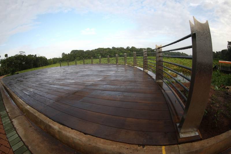 O Parque Estadual do Utinga (PEUt) o mais importante espaço de preservação e estudo da biodiversidade dentro da Região Metropolitana de Belém será reaberto à população a partir desta sexta,16, a partir das 16h30, com apresentações artísticas, com o Boi Veludinho, crianças do Pro Paz e a premiada Orquestra Sinfônica do Theatro da Paz. A apresentação será em um espaço ao ar livre e não será necessária a retirada de ingressos, por esse motivo, a recomendação é que o público chegue cedo, porque a entrada será fechada quando o espaço estiver lotado.
FOTO: THIAGO GOMES / AG. PARÁ
DATA: 16.03.2018
BELÉM - PARÁ <div class='credito_fotos'>Foto: Thiago Gomes /Ag. Pará | <a href='/midias/2018/originais/7ee08a69-0380-4a96-886d-e95290c6710f.jpg' download><i class='fa-solid fa-download'></i> Download</a></div>