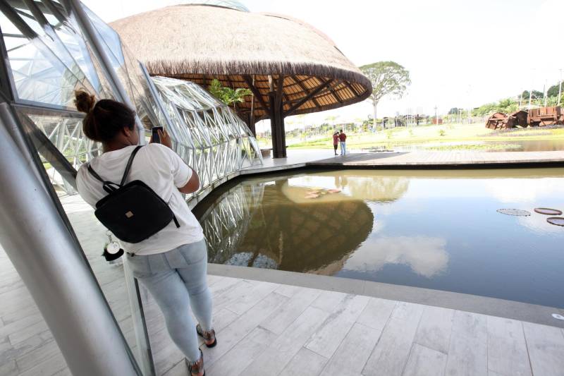 Observar seu entorno e aprimorar o próprio olhar. Este é o princípio da oficina de fotografia ministrada pelo fotojornalista Sidney Oliveira, que desde a última segunda-feira, 5, está no Centro Comunitário da Comunidade Pantanal, no bairro do Curió-Utinga, onde 17 jovens participam do Projeto Biizu, que abriu assim suas atividades de 2018.
FOTO: RODOLFO OLIVEIRA / AG. PARÁ
07.03.2018
BELÉM - PARÁ <div class='credito_fotos'>Foto: Rodolfo Oliveira/Ag. Pará | <a href='/midias/2018/originais/7ee6aa16-a2eb-4517-8332-a6318666c60a.jpg' download><i class='fa-solid fa-download'></i> Download</a></div>