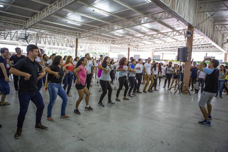 Durante toda esta quinta-feira, 10, a Feira Vocacional da Universidade do Estado do Pará (Uepa) recebeu a visita de estudantes do ensino médio de escolas públicas e particulares da Região Metropolitana de Belém. Cada graduação da Uepa tinha um estande no hall de exposição do Centro Cultural Tancredo Neves (Centur), tudo para que os estudantes pudessem conhecer mais sobre os cursos, a atuação dos profissionais formados e o desenho curricular das disciplinas.
FOTO: NAILANA THIELY / ASCOM UEPA
DATA: 10.05.2018
BELÉM - PARÁ <div class='credito_fotos'>Foto: Nailana Thiely / Ascom Uepa | <a href='/midias/2018/originais/7eec6897-0a02-4eef-a513-dfbb05882232.jpg' download><i class='fa-solid fa-download'></i> Download</a></div>