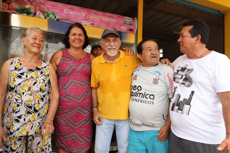 "Agora a população terá um lugar mais organizado, com mais higiene para comprar seu pescado e a sua carne. E pra gente que possui restaurante é melhor ainda, pois além da facilidade de adquirir os alimentos, o mercado também atrai clientes", comemorou Jaqueline Cardoso, 20 anos, que possui um ponto de venda de comidas em frente ao Mercado Municipal José Noronha Monteiro, no distrito de Boa Vista, em Quatipuru, no nordeste paraense. O espaço foi entregue oficialmente à população nesta segunda-feira (19), assim como as obras de pavimentação asfáltica da PA-446 e de cinco pontes em concreto ao longo da rodovia. A cerimônia contou com a presença do governador Simão Jatene, parlamentares, prefeitos da região entre outras autoridades locais. "Essas são importantes obras que vão beneficiar não só a população de Quatipuru, mas de toda a região. E faço questão de ressaltar que em todas elas existe o dinheiro dos impostos que todos nós paraenses pagamos. Esse é o retorno que fazemos questão de dar à população. Nós gestores somos apenas instrumentos desse grande desenvolvimento, quem financia é o povo", afirmou o governador Simão Jatene.
FOTO: CRISTINO MARTINS / AG. PARÁ
DATA: 19.03.2018
QUATIPURU - PARÁ <div class='credito_fotos'>Foto: Cristino Martins/Ag. Pará | <a href='/midias/2018/originais/7eef0f7e-5509-4f07-b0ab-2312ac42f4fa.jpg' download><i class='fa-solid fa-download'></i> Download</a></div>