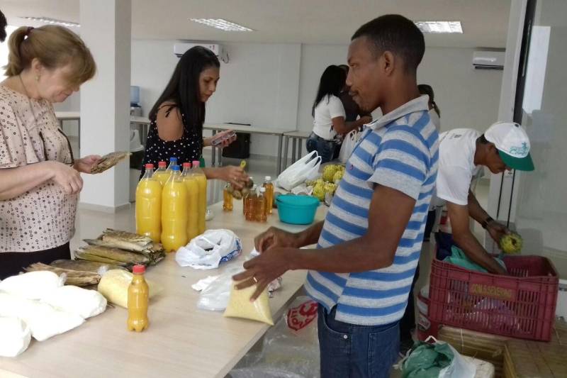 Os agricultores familiares da comunidade do Abacatal, localizada no Refúgio de Vida Silvestre (Revis) Metrópole da Amazônia, participaram, nesta quinta-feira, 5, da Feira do Agricultor, na sede da Secretaria Estadual de Meio Ambiente e Sustentabilidade (Semas). A feira faz parte da programação da Semana de Saúde organizada pelo órgão.
FOTO: ASCOM IDEFLOR-BIO
DATA: 05.04.2018
BELÉM - PARÁ <div class='credito_fotos'>Foto: Ascom Ideflor-Bio | <a href='/midias/2018/originais/7ef19426-2b74-47c2-8e7d-515b3cb3cdf4.jpg' download><i class='fa-solid fa-download'></i> Download</a></div>