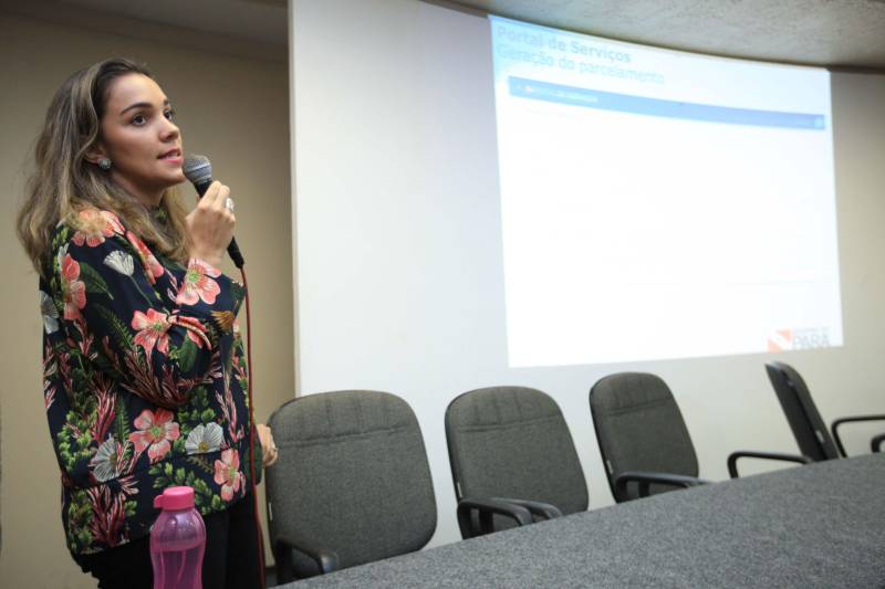 A Secretaria de Estado da Fazenda (Sefa) lançou nesta quarta-feira (09) o serviço de parcelamento de impostos estaduais pela internet. O evento, destinado a empresários e contadores, foi realizado no auditório da Escola de Governança Pública (EGPA), em Belém. Podem ser parcelados pela internet o Imposto sobre Operações Relativas à Circulação de Mercadorias e sobre Prestações de Serviços de Transporte Interestadual e Intermunicipal e de Comunicação (ICMS); Imposto sobre a Propriedade de Veículos Automotores (IPVA); Imposto sobre a Transmissão Causa Mortis e Doação de quaisquer bens ou direitos (ITCD); Taxa de Controle, Acompanhamento e Fiscalização das Atividades de Exploração e Aproveitamento de Recursos Hídricos (TFRH); Taxa de Controle, Acompanhamento e Fiscalização das Atividades de Pesquisa, Lavra, Exploração e Aproveitamento de Recursos Minerais (TFRM); Taxa de Serviços de Arrecadação por Documento de Arrecadação Estadual (DAE) e Dívida Ativa Não Tributária (Dant). Os débitos podem ser pagos em até 60 parcelas, desde que o valor da cada parcela não seja menor que 50 Unidades Padrão Fiscal do Pará (UPF-PA), que hoje é de R$ 3,3271. Na foto, Kelly Neves, da Diretoria de Tecnologia.
FOTO: MÁCIO FERREIRA / AG. PARÁ
DATA: 09.05.2018
BELÉM - PARÁ <div class='credito_fotos'>Foto: MÁCIO FERREIRA/ AG. PARÁ | <a href='/midias/2018/originais/7efb666c-a306-45e0-9871-1f18f6c1286f.jpg' download><i class='fa-solid fa-download'></i> Download</a></div>