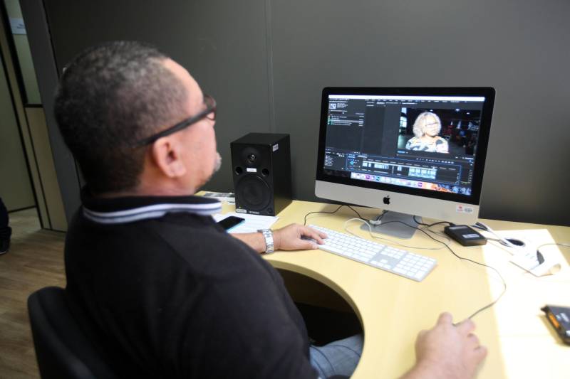 O único veículo de comunicação pública do Pará, com alcance nos 115 municípios do Estado, inaugurou no dia 24 de outubro, a sua primeira sede. Após trinta anos no prédio da imprensa oficial, as atividades da rede Cultura de televisão, rádio e do portal, além da parte administrativa, passam a serem concentradas na Rua dos Pariquis, no Bairro da Cremação.

FOTO: CARLOS SODRÉ / AG. PARÁ
DATA: 01.12.2018
BELÉM - PARÁ <div class='credito_fotos'>Foto: CARLOS SODRÉ / AG. PARÁ    |   <a href='/midias/2018/originais/7f03097c-7a34-4c3b-a953-4e50c3d8e4c3.jpg' download><i class='fa-solid fa-download'></i> Download</a></div>