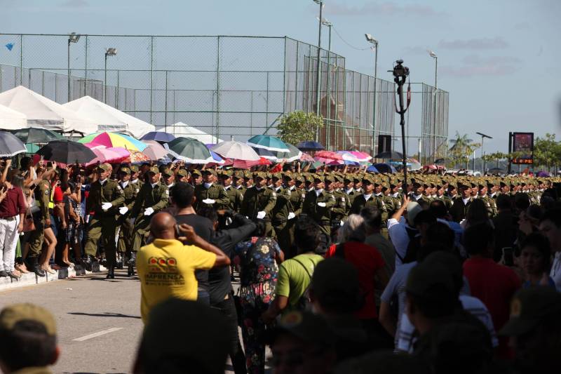 A cerimônia de formatura dos novos praças da Polícia Militar ocorreu na manhã desta segunda-feira (9), simultaneamente, em Belém e outros seis municípios paraenses: Santa Izabel, Castanhal, Barcarena, Capanema, Bragança e Tucuruí. Em Parauapebas, Marabá, Breves, Soure e Conceição do Araguaia, a formatura será celebrada na quinta-feira, dia 12. Na sexta-feira, dia 13, é a vez de Santarém, Altamira, Paragominas e Itaituba. O governador Simão Jatene presidiu a cerimônia de formatura no Portal da Amazônia, bairro da Cidade Velha, em Belém. Milhares de familiares dos formandos lotaram o espaço para entregar aos novos policiais militares seus diplomas de conclusão de curso.
FOTO: SIDNEY OLIVEIRA / AG. PARÁ
DATA: 09.07.2018
BELÉM - PARÁ <div class='credito_fotos'>Foto: Sidney Oliveira/Ag. Pará | <a href='/midias/2018/originais/7f052931-3e07-405f-af40-2feea11d38c1.jpg' download><i class='fa-solid fa-download'></i> Download</a></div>