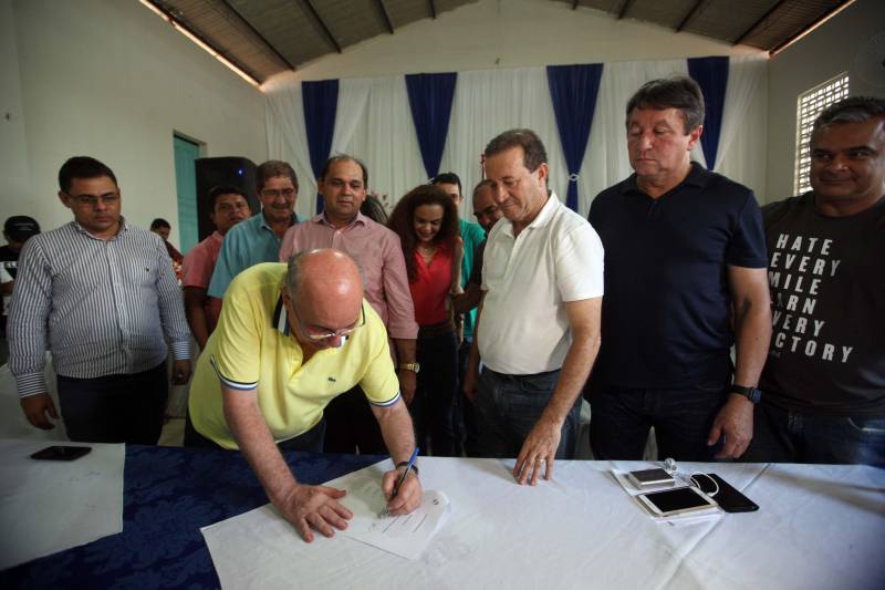 Já durante o evento em Augusto Corrêa, realizado no Centro Nossa Senhora de Nazaré e no Hospital Municipal, o prefeito Filho Barreto lembrou que o município sempre foi beneficiado com obras pela gestão estadual. Desta vez, além do investimento de quase R$ 2 milhões em 4 km de pavimentação, o Governo do Pará também conseguiu um convênio para o asfaltamento da PA-462, que liga o município à Viseu, e ainda a reforma de duas escolas estaduais, o que totaliza cerca de R$ 35 milhões em recursos. Na foto, o senador Flexa Ribeiro.
FOTO: SIDNEY OLIVEIRA / AG. PARÁ
DATA: 14.06.2018
AUGUSTO CORRÊA - PARÁ <div class='credito_fotos'>Foto: Sidney Oliveira/Ag. Pará | <a href='/midias/2018/originais/7f0d350b-d04e-4077-8111-b5ac61fd5a0c.jpg' download><i class='fa-solid fa-download'></i> Download</a></div>