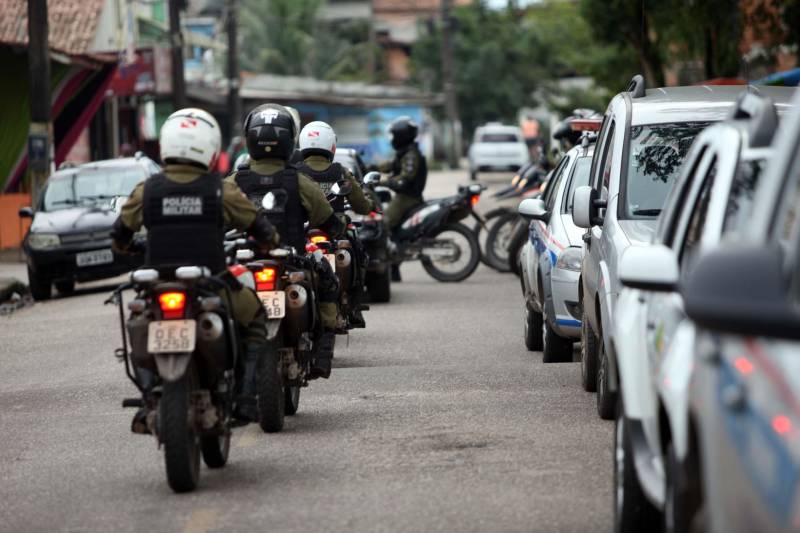 A Polícia Militar do Estado iniciou nesta segunda-feira, 30, a operação Sáfara 3, de combate à criminalidade na Grande Belém. Duas áreas de grande incidência criminal Guamá e Tapanã, foram priorizadas nesse primeiro dia de operação. A partir do bairro do Guamá, os policiais percorreram áreas dos bairros da Terra Firme e Jurunas. A partir do Tapanã, foram atendidas áreas da Pratinha, Bengui e Parque Verde. A escolha dos locais teve por base ocorrências criminais monitoradas pela inteligência da Polícia Militar. Só nos bairros do Bengui e Cabanagem, no mês de abril, foram contabilizados onze homicídios.
FOTO: THIAGO GOMES / AG. PARÁ
DATA: 30.04.2018
BELÉM - PARÁ <div class='credito_fotos'>Foto: Thiago Gomes /Ag. Pará | <a href='/midias/2018/originais/7f105b8c-2b6c-4874-9c75-08f348a95e3d.jpg' download><i class='fa-solid fa-download'></i> Download</a></div>