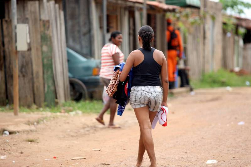 Passados dois dias da enxurrada que destruiu casas e obrigou pessoas a saírem de seus locais de moradia em Paragominas, Governo do Estado e Prefeitura continuam os trabalhos para atender as famílias afetadas, reconstruir o que ficou destruído e restabelecer a situação de normalidade no município. Desde a manhã da última quinta-feira (12), equipes da Defesa Civil intensificam as ações nos bairros atingidos.
FOTO: SIDNEY OLIVEIRA / AG. PARÁ
DATA: 14.04.2018
PARAGOMINAS - PARÁ <div class='credito_fotos'>Foto: Sidney Oliveira/Ag. Pará | <a href='/midias/2018/originais/7f2016f2-e0ca-4435-af4d-9218a4085dc5.jpg' download><i class='fa-solid fa-download'></i> Download</a></div>