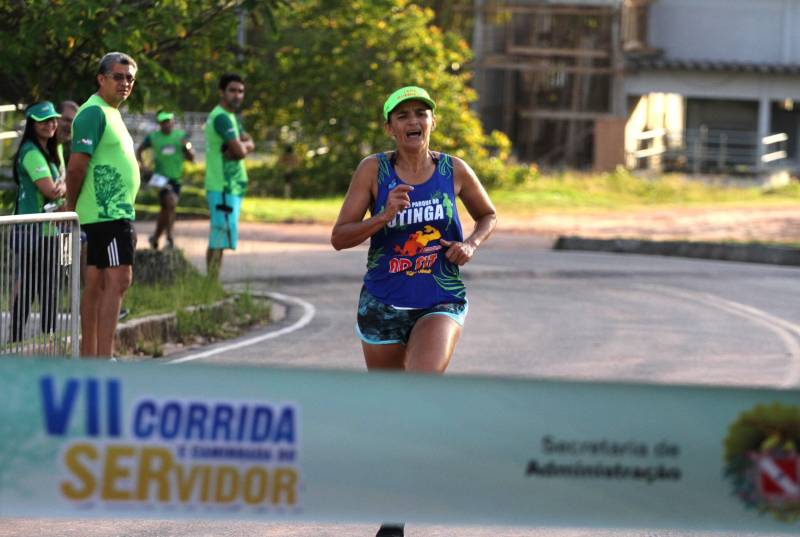 A sétima edição da Corrida e Caminhada do Servidor Público, realizada no Parque do Utinga na manhã desde sábado, 10, reuniu mais de mil servidores do Governo do Pará com o objetivo de promover a saúde e a qualidade de vida. E foi com inspiração nesses dois pilares do evento que Renato Alves e Adriana Lima (foto) levaram, mais uma vez, o primeiro lugar do masculino e feminino da competição. Em sete anos de evento, a cabo do Corpo de Bombeiros Adriana Lima chegou em primeiro lugar 4 vezes. Em 2017, ela foi impedida de participar devido uma lesão no tornozelo causada por um acidente, mas esse ano se preparou com treinos pesados na areia, para ganhar força muscular. “Médicos disseram que eu nunca mais correria e ano passado eu fui assistir e chorei por não participar, mas esse ano eu vim para ganhar. Meu lema é lutar sempre desistir jamais”, disse a tetracampeã.
FOTO: CRISTINO MARTINS / AG. PARÁ
DATA: 10.11.2018
BELÉM - PARÁ <div class='credito_fotos'>Foto: Cristino Martins/Ag. Pará | <a href='/midias/2018/originais/7f24c84c-89c7-4caa-bbc4-e909cfce8ad8.jpg' download><i class='fa-solid fa-download'></i> Download</a></div>