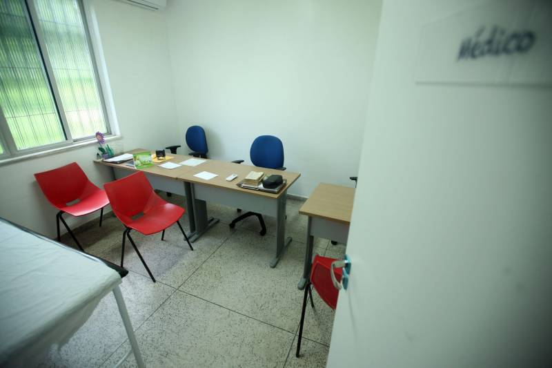 Inaugurado no último mês de março, a nova Policlínica do Corpo de Bombeiros agora funciona em um prédio no Quartel do Comando Geral da corporação, trazendo mais comodidade e estrutura aos militares e seus beneficiados.
FOTO: THIAGO GOMES / AG. PARÁ
DATA: 13.04.2018
BELÉM - PARÁ <div class='credito_fotos'>Foto: Thiago Gomes /Ag. Pará | <a href='/midias/2018/originais/7f293bb2-a144-4632-a776-fa34836bc1d9.jpg' download><i class='fa-solid fa-download'></i> Download</a></div>