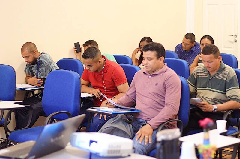 Estimular o espírito empreendedor e oportunizar a capacitação e aprendizado dos egressos do sistema penal. Esse é o objetivo da Superintendência do Sistema Penitenciário do Estado (Susipe), que em parceria com o Serviço Brasileiro de Apoio às Micro e Pequenas Empresas (Sebrae), promoveu, nesta quarta-feira (7), o curso “Aprendendo a Vender”. A iniciativa é da Coordenadoria de Assistência ao Egresso e Família (Caef), vinculada à Diretoria de Reinserção Social da Susipe. O curso foi realizado na Escola de Administração Penitenciária (EAP), em Belém, e teve o objetivo de capacitar e qualificar, na área de vendas para pequenos negócios, 25 egressos do sistema penitenciário que já receberam ou que ainda vão receber a linha de microcrédito oferecida pelo programa do Governo do Estado - o CredCidadão, que beneficia, especialmente, as pessoas de baixa renda e egressos do sistema penal oferecendo uma linha de crédito com juros mais baixos, visando apoio ao micro empreendedor e à geração de emprego e renda.
FOTO: AKIRA ONUMA / ASCOM SUSIPE
DATA: 07.11.2018
BELÉM - PARÁ <div class='credito_fotos'>Foto: Akira Onuma / Ascom Susipe | <a href='/midias/2018/originais/7f29458c-8315-45b6-845d-636d4b2ebd4f.jpg' download><i class='fa-solid fa-download'></i> Download</a></div>