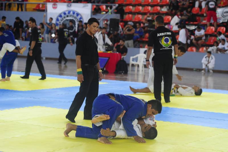 Mais de mil atletas participaram do campeonato Sul-Americano de Jiu-Jitsu Esportivo, realizado neste domingo (25), no Mangueirinho. O evento é parte do calendário da Confederação Brasileira da modalidade e valeu pontos para o ranking nacional, sendo também classificatório para o Mundial de Jiu-Jitsu de 2018.
FOTO: LEANDRO SANTANA / ASCOM SEEL
DATA: 25.03.2018
BELÉM - PARÁ <div class='credito_fotos'>Foto: LEANDRO SANTANA / ASCOM SEEL | <a href='/midias/2018/originais/7f3653b9-19d3-4356-be49-2d4819f7d4de.jpg' download><i class='fa-solid fa-download'></i> Download</a></div>