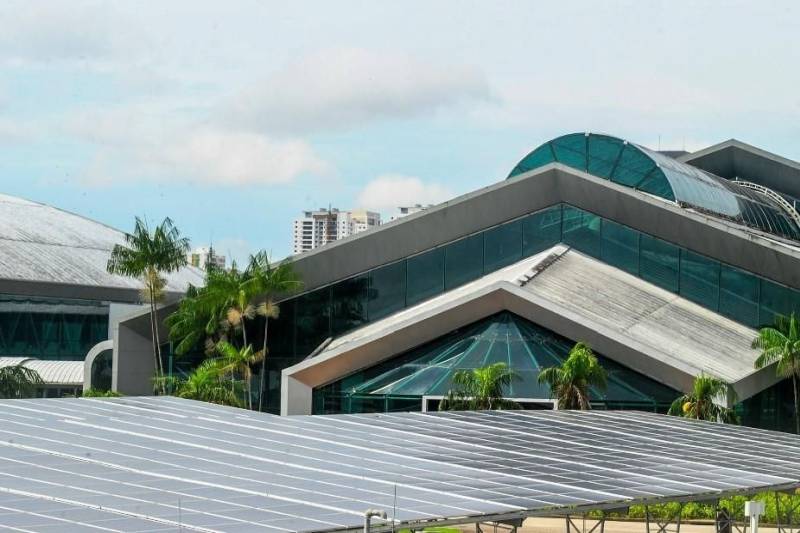 As equipes dos espaços administrados pela Organização Social Pará 20000: Estação das Docas, Mangal das Garças, Arena Mangueirinho e do Hangar Convenções e Feiras da Amazônia participaram nos dias 21 e 22 de fevereiro, do treinamento sobre micro e minigeração de energia solar, promovido pela Celpa, em parceria com a empresa Solen Energia, na sala multiuso do Centro de Convenções. O treinamento realizado reuniu ainda representantes da Secretaria de Estado e de Desenvolvimento Econômico, Mineração e Energia (SEDEME), Secretaria de Cultura (SECULT), Secretaria de Educação (SEDUC) e alunos da Faculdade Estácio.
FOTO: LEANDRO SANTANA / ASCOM OS PARÁ 2000
DATA: 22.02.2018
BELÉM - PARÁ <div class='credito_fotos'>Foto: LEANDRO SANTANA / ASCOM OS PARÁ 2000 | <a href='/midias/2018/originais/7f3e6426-70f0-400d-a97a-42a52f7584ec.jpg' download><i class='fa-solid fa-download'></i> Download</a></div>