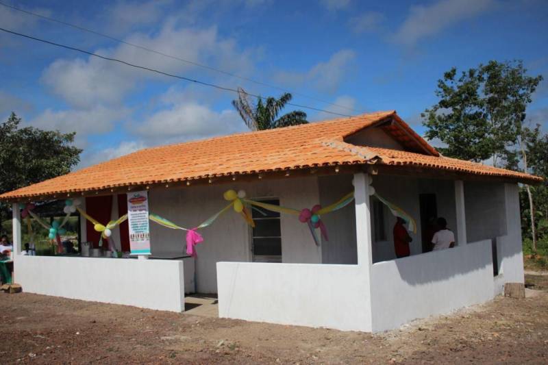 A Agência de Defesa Agropecuária do Pará (Adepará) registrou mais uma empresa produtora de polpa de frutas. É a Associação dos Agricultores do Miritipitanga, localizada em Tomé-Açu, município da região nordeste. Com o registro (foto), a empresa está habilitada a comercializar os produtos de forma legal em todo o Estado. Os membros da Associação já trabalhavam com a produção de polpa de fruta, mas foi no programa de certificação de produtos artesanais de origem vegetal da Adepará que eles viram a oportunidade de legalizar e aumentar a produção.
FOTO: ASCOM / ADEPARÁ
DATA: 21.04.2018
TOMÉ-AÇU - PARÁ <div class='credito_fotos'>Foto: ASCOM ADEPARÁ | <a href='/midias/2018/originais/7f3ee78e-7dcc-44c2-a1fc-b555d2d2ba93.jpg' download><i class='fa-solid fa-download'></i> Download</a></div>