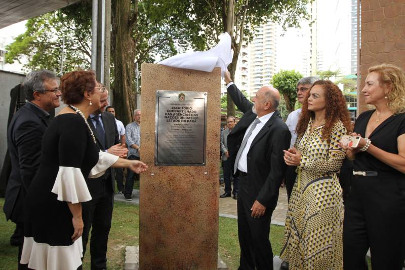 “Que esse espaço seja marcado pela neutralidade, não pela indiferença, mas por abrigar todas as diferenças”. Com essa frase, o governador Simão Jatene (foto) inaugurou nesta quinta-feira, 20, o Escritório Compartilhado da Agência das Nações Unidas (ONU) no Estado do Pará, o primeiro no Norte do País, o terceiro em território nacional. “Que as decisões tomadas aqui, a partir de Belém, de forma democrática, alcancem toda a cidade, ultrapassem os limites do estado e depois o mundo”, disse o governador. O Escritório Compartilhado da Agência das Nações Unidas (ONU) no Estado do Pará está abrigado em um prédio cedido pelo Governo do Estado, na Avenida Nazaré, no centro de Belém. Nele, funcionarão inicialmente os escritórios de representação do Programa das Nações Unidas para o Desenvolvimento (Pnud) e do Fundo das Nações Unidas para a Infância (Unicef).

FOTO: CRISTINO MARTINS / AG. PARÁ
DATA: 20.12.2018
BELÉM - PARÁ <div class='credito_fotos'>Foto: Cristino Martins/Ag. Pará   |   <a href='/midias/2018/originais/7f3feaca-a034-40b0-aa44-153490721af2.jpg' download><i class='fa-solid fa-download'></i> Download</a></div>