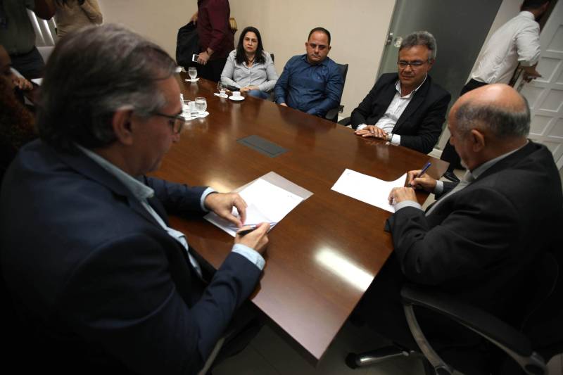Governo do estado e Prefeitura de Belém assinaram nesta quinta-feira (19), um convênio para reforçar as ações de limpeza urbana na capital. O convênio, no valor de mais de R$35 milhões, foi assinado pelo governador Simão Jatene e o prefeito Zenaldo Coutinho, no Palácio do Governo. Os trabalhos devem iniciar, por volta de 30 dias, gerando trabalho e renda para cerca de 800 pessoas. A secretária extraordinária de Municípios Sustentáveis, Izabela Jatene e o secretário de Saneamento de Belém, Cláudio Mercês, participaram da assinatura do convênio. Não é uma deferência especial à Belém, disse o governador Simão Jatene, mas parte de uma agenda de governo. “A crise econômica brasileira, que ainda não passou, dificultou a vida de estados e municípios”, afirmou o governador. “Como o estado se encontra em situação menos dramática, tem o dever institucional de minimizar problemas municipais”, explicou.
FOTO: ANTÔNIO SILVA / AG PARÁ
DATA: 19.04.2018
BELÉM - PARÁ <div class='credito_fotos'>Foto: ANTONIO SILVA / AG. PARÁ | <a href='/midias/2018/originais/7f41221c-f8d1-4333-ab91-4dfb5cc47fce.jpg' download><i class='fa-solid fa-download'></i> Download</a></div>
