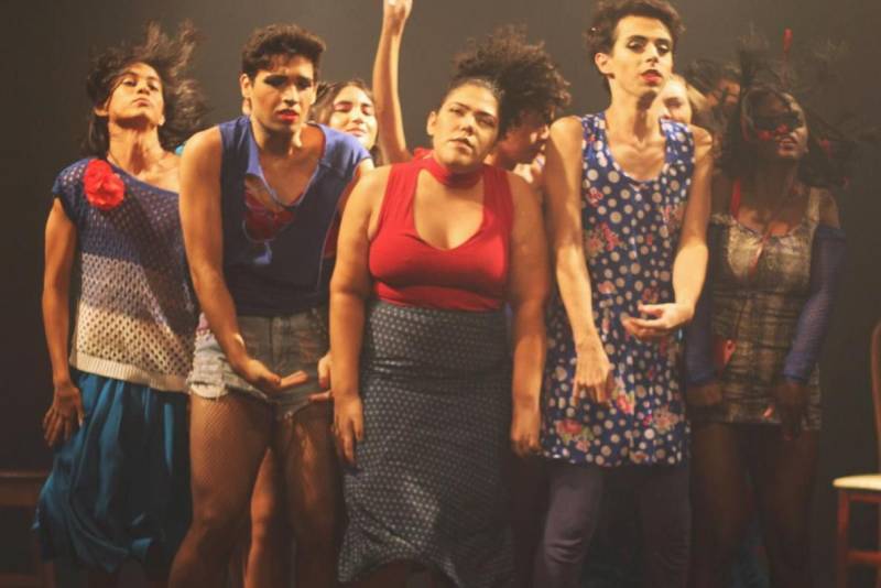O espetáculo “Ave, Marias!” é um dos projetos premiados pelo edital Pauta Livre 2018 e será apresentado na quarta-feira (14), no Teatro Margarida Schivasappa, da Fundação Cultural do Pará (FCP), às 20h. A apresentação é em comemoração aos 10 anos do Grupo de Dança Moderno em Cena. O Balé conta a história de 13 “Marias” completamente diferentes umas das outras. A diretora de coreografia do grupo, Luiza Monteiro teve a ideia de montar a coreografia após participar das comemorações do ano Mariano da Igreja Católica. Entretanto, garante que o espetáculo não tem um cunho religioso. “Refleti sobre a história de Maria. Quantas mulheres ‘Marias’ estão aí fora? Me questionei sobre isso sem fazer, necessariamente, alusão à religião”, conta.
FOTO: ASCOM / FCP
DATA: 13.03.2018
BELÉM - PARÁ
<div class='credito_fotos'>Foto: ASCOM FCP | <a href='/midias/2018/originais/7f4e60ae-41e4-4110-b5f0-0f2a9eb6496f.jpg' download><i class='fa-solid fa-download'></i> Download</a></div>