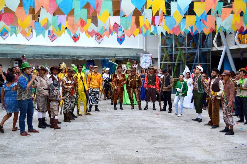 O Teatro Margarida Schivasappa, da Fundação Cultural do Pará (FCP), apresenta manifestações típicas de Belém do Pará, pássaros juninos e cordões de pássaros, sempre às 19h, na programação do Arraial de Todos os Santos.
FOTO: ASCOM FCP
DATA: 25.06.2018
BELÉM - PARÁ <div class='credito_fotos'>Foto: ASCOM FCP | <a href='/midias/2018/originais/7f511230-3a80-4111-afde-46b2b1fd93c2.jpg' download><i class='fa-solid fa-download'></i> Download</a></div>