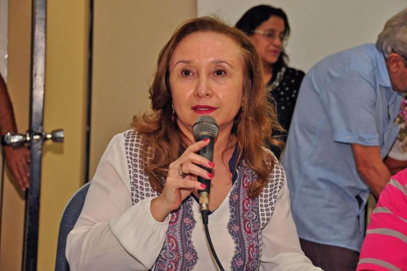 O Conselho Estadual de Saúde do Pará (CES-PA) elegeu e empossou a nova mesa diretora para a gestão 2018/2020. A presidência ficou a cargo de Pedro Gonçalves de Oliveira Neto, representante do Sindicato dos Trabalhadores em Saúde do Estado do Pará (Sindsaúde). Foi conduzida à vice-presidência Sônia Bahia (foto), da Secretaria de Estado de Saúde Pública (Sespa) e representante do segmento gestor e prestador. Órgão de controle social, o CES é formado paritariamente por entidades que representam os usuários dos serviços de saúde, trabalhadores e a gestão estadual. A cerimônia de posse dos 56 novos conselheiros aconteceu nesta terça-feira (24), na sala de reuniões da entidade. Além do presidente, foram eleitos o vice-presidente e o primeiro e segundo secretários, que formaram a nova mesa diretora. O ato foi conduzido pela secretária adjunta de Gestão Administrativa da Sespa, Maria do Céu Guimarães de Alencar, e pela presidente do CES durante a gestão 2016-2018, Eunice Begot.
FOTO: JOSÉ PANTOJA / ASCOM SESPA
DATA: 24.04.2018
BELÉM - PARÁ <div class='credito_fotos'>Foto: José Pantoja / Ascom Sespa | <a href='/midias/2018/originais/7f5a89ad-db8d-4d32-876f-7eba130f94c9.jpg' download><i class='fa-solid fa-download'></i> Download</a></div>
