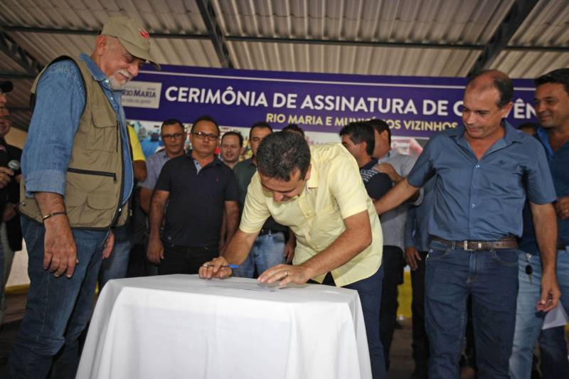 Onze municípios do sul e sudeste paraense recebem recursos do Estado para recuperar ruas e vicinais atingidas pelas enchentes e fortes chuvas que caem na região. Em agenda oficial nesta sexta-feira (6), o governador Simão Jatene assinou, pela manhã, no Parque de Exposições Valeu Boi Leilões, em Rio Maria, os convênios que garantem o repasse de cerca de R$ 4 milhões. As obras de caráter emergencial serão executadas pelas prefeituras em parceria com a Secretaria de Estado de Transportes (Setran). O objetivo é recuperar a trafegabilidade nessas localidades e assegurar o direito de ir e vir da população. Na manhã desta sexta, foram assinados nove convênios (foto), com os municípios de Redenção, Pau D’Arco, São Félix do Xingu, Santa Maria das Barreiras, Tucumã, Água Azul do Norte, Xinguara, Bannach e Rio Maria. Além da Setran, participam da ação o Centro Regional de Governo do Sudeste do Pará e a Defesa Civil. “O valor do investimento em cada município vai depender da necessidade verificada pelas equipes do Estado e das prefeituras. O recurso não será usado para reconstruir vias, mas para restabelecer a trafegabilidade”, disse o secretário de Transportes, Kléber Menezes.
FOTO: ANTÔNIO SILVA / AG. PARÁ
DATA: 06.04.2018
RIO MARIA - PARÁ <div class='credito_fotos'>Foto: Antônio Silva/Ag. Pará | <a href='/midias/2018/originais/7f6af839-f5a0-4174-a434-7509cc026ec3.jpg' download><i class='fa-solid fa-download'></i> Download</a></div>