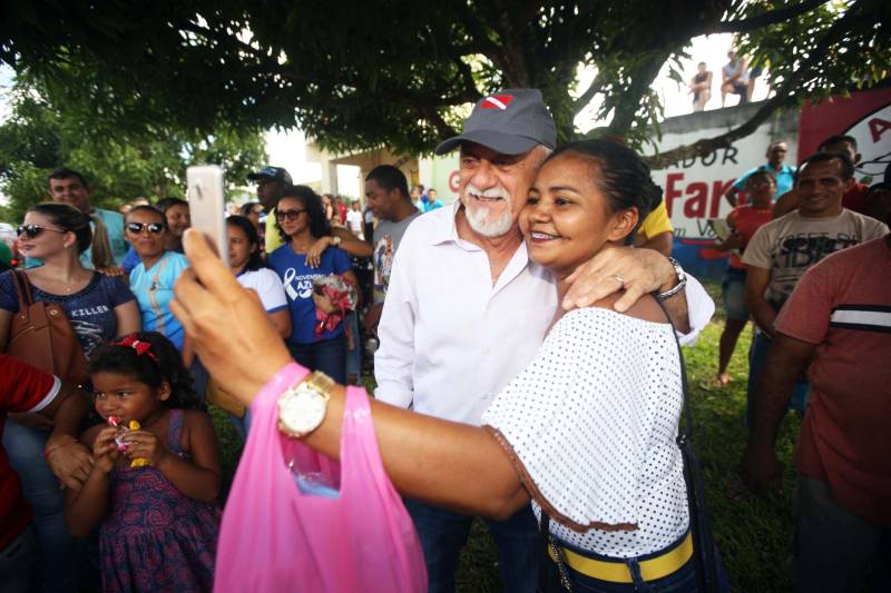 O governo do Pará dá seguimento às ações de reconhecimento de propriedade de terras em todas as regiões do Estado com a entrega, na manhã desta sexta-feira (16), de 124 títulos para pequenos produtores rurais do município de Bujaru, no nordeste paraense. A cerimônia, realizada no Sindicato de Produtores Rurais do município, foi conduzida pelo governador Simão Jatene e contou com a presença de secretários de Estado, parlamentares, prefeitos e autoridades da região. Os documentos expedidos pelo Instituto de Terras do Pará (Iterpa) vão atender famílias que residem em 15 comunidades do município, entre elas a Jutai, Igarapezinho, Jabatiteua, Guajará-Miri, Guajará-Açu, Ramal do Puxador, Ramal do Caiti, Santa Maria, São Luiz, Cajuíra, entre outras localizadas ao longo da Rodovia PA-140, totalizando mais de 6 mil hectares de áreas tituladas.
FOTO: THIAGO GOMES / AG PARÁ
DATA: 16.02.2018
BUJARÚ - PARÁ <div class='credito_fotos'>Foto: Thiago Gomes /Ag. Pará | <a href='/midias/2018/originais/7f70e8ec-056a-4507-a587-e983a45f5b81.jpg' download><i class='fa-solid fa-download'></i> Download</a></div>