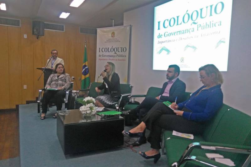Teve início na manhã desta terça-feira, 19, o I Colóquio de Governança Pública da EGPA. O evento, que segue até amanhã na sede da Escola de Governança Pública do Estado do Pará, reúne servidores públicos estaduais e municipais que tenham por foco em suas pesquisas a análise da atuação do espaço público, o processo de governança em suas diversas dimensões e aprendizagens institucionais. A mesa de abertura contou com a presença da secretária de estado de Administração, Alice Viana, que representou o governador Simão Jatene, do diretor geral da autarquia, Danilo Alho, da presidente da Fundação Hemopa, Ana Suely Leite Saraiva, da diretora do Instituto de Formação Profissional e Superior (Iseg/EGPA), Gisele Nobre e da coordenadora do Centro de Estudos, Pesquisas e Projetos Estratégicos em Governança Pública (CEPPE/EGPA), Drª Luciana Rodrigues Ferreira.
FOTO: ASCOM / EGPA
DATA: 19.06.2018
BELÉM - PARÁ <div class='credito_fotos'>Foto: ASCOM EGPA | <a href='/midias/2018/originais/7f785e74-668d-4332-a44e-474f1a743718.jpg' download><i class='fa-solid fa-download'></i> Download</a></div>
