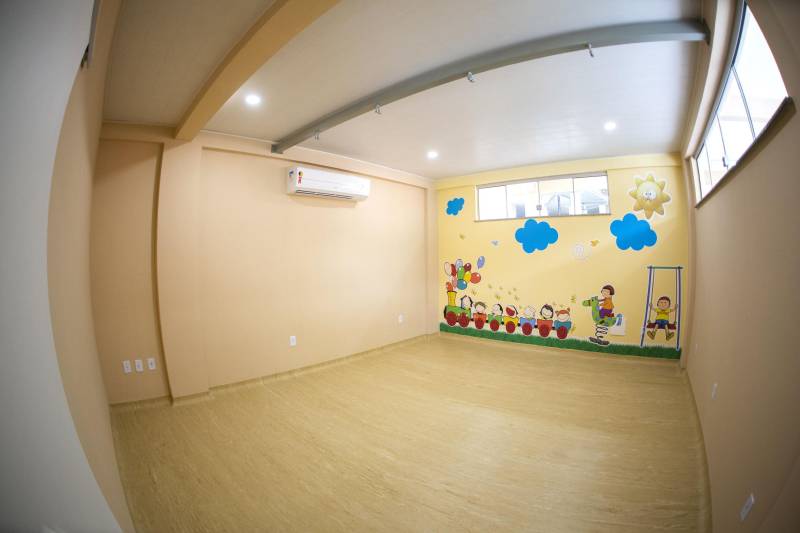 A Universidade do Estado do Pará (Uepa) entregou, na sexta-feira, 13, as novas instalações do Centro Especializado em Reabilitação (CER II), que fica localizado na Unidade de Ensino-Assistência de Fisioterapia e Terapia Ocupacional (Ueafto), no Centro de Ciências Biológicas e da Saúde (CCBS), na travessa Perebebuí, 2.623, em Belém. O novo espaço é um prédio de dois andares que conta com cinco consultórios, uma sala de integração sensorial, uma sala de fisioterapia neuro-pediatra e outra sala para terapia ocupacional neuro-pediatra.
FOTO: NAILANA THIELY / ASCOM UEPA
DATA: 13.04.2018
BELÉM - PARÁ <div class='credito_fotos'>Foto: Nailana Thiely / Ascom Uepa | <a href='/midias/2018/originais/7f7bdadb-10d3-4129-8eab-ba46de474020.jpg' download><i class='fa-solid fa-download'></i> Download</a></div>