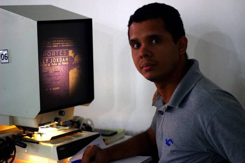 A Biblioteca Pública Arthur Vianna, da Fundação Cultural do Pará (FCP), comemora neste domingo, dia 25 de março, 147 anos de serviços prestados à população de Belém. São anos de dedicação dos funcionários que fazem parte do dia a dia deste espaço rico em informação e leitura, assim como o reconhecimento e valorização por parte dos usuários. Na foto, o jornalista Felipe Feitosa, de 26 anos, frequenta a Biblioteca Arthur Vianna sempre que possível.
FOTO: AGILSON LOBATO / ASCOM FCP
DATA: 23.03.2018
BELÉM - PARÁ <div class='credito_fotos'>Foto: AGILSON LOBATO / ASCOM FCP | <a href='/midias/2018/originais/7f8a235b-01dd-4028-b5ac-506c90fe0de8.jpg' download><i class='fa-solid fa-download'></i> Download</a></div>