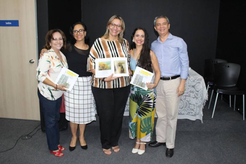 O Núcleo de Articulação e Cidadania (NAC) do Governo do Pará, por meio do Plano Existir e em parceria com a Fundação Cultural do Pará (FCP) e a Imprensa Oficial do Estado; lançou na manhã dessa quarta-feira (19), o Caderno Expresso. O evento foi realizado em um dos auditórios da Biblioteca Pública Arthur Viana, em Belém. O Caderno Expresso é constituído por produções de artistas, iniciantes ou não, de pessoas com deficiência. São poesias, desenhos, pinturas, multimídia, histórias de vida e quadrinhos. A diretora geral do NAC, Daniele Khayat (blusa de listras), deu início a cerimônia, que também contou com representantes dos órgãos que fazem parte do Comitê Gestor do Plano Existir. “Nós conseguimos avançar. Saímos dos limites e alcançamos diversas regiões do estado. É importante que a sociedade civil organizada dê prosseguimento a esse trabalho, peça, fale e tenha voz. As feiras, os projetos, o apoio ao esporte, e tudo que o Plano Existir realizou deve ser levado em frente, o trabalho em prol da pessoa com deficiência não pode parar”, concluiu a diretora.

FOTO: RUAN MOARES / ASCOM NAC
DATA: 19.12.2018
BELÉM - PARÁ <div class='credito_fotos'>Foto: RUAN MORAES / ASCOM NAC   |   <a href='/midias/2018/originais/7f8d2c3f-e28a-4449-899b-38a19e1a19e5.jpg' download><i class='fa-solid fa-download'></i> Download</a></div>