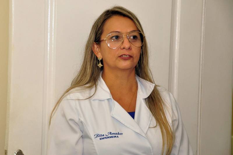 Pacientes encaminhados para tratamento no Centro Cardiológico da Unidade de Referência (URE) Presidente Vargas, em Belém, ganharam nesta terça-feira (20) um reforço importante na prevenção de doenças cardiovasculares: um novo aparelho de ecocardiograma, que realiza exames de ultrassom capazes de diagnosticar alterações como hipertrofia - o aumento do músculo do coração. A entrega do equipamento integra um processo de revitalização do Centro Cardiológico, vinculado à Secretaria de Estado de Saúde Pública (Sespa), que vem ocorrendo desde 2015 para melhor acolher pacientes encaminhados pelas Unidades Básicas de Saúde para consultas e procedimentos de média complexidade em cardiologia. Na foto, a coordenadora do Centro Cardiológico, enfermeira Rita Amador.
FOTO: JOSÉ PANTOJA / ASCOM SESPA
DATA: 20.03.2018
BELÉM - PARÁ <div class='credito_fotos'>Foto: José Pantoja / Ascom Sespa | <a href='/midias/2018/originais/7f8d8112-aafc-481a-8a3d-f855081ce8b7.jpg' download><i class='fa-solid fa-download'></i> Download</a></div>